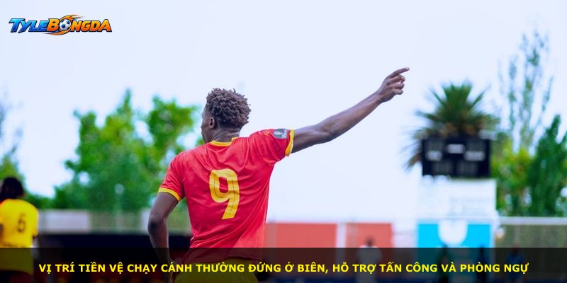 Vị trí tiền vệ chạy cánh thường đứng ở biên, hỗ trợ tấn công và phòng ngự